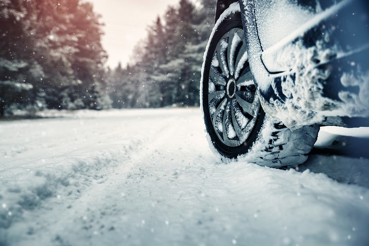 겨울용 타이어는 일반 타이어보다 겨울철 주행에 더 안전하다
